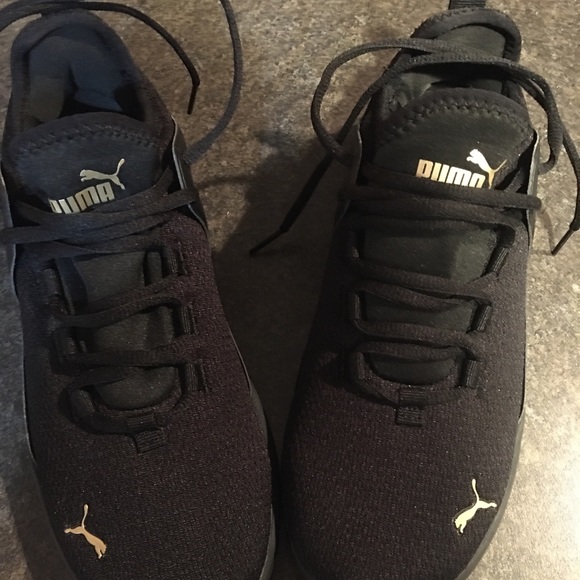 PUMA Athletic Shoes. Lightly Worn 2 times Inside. Womens size 7.5. - Picture 5 of 6